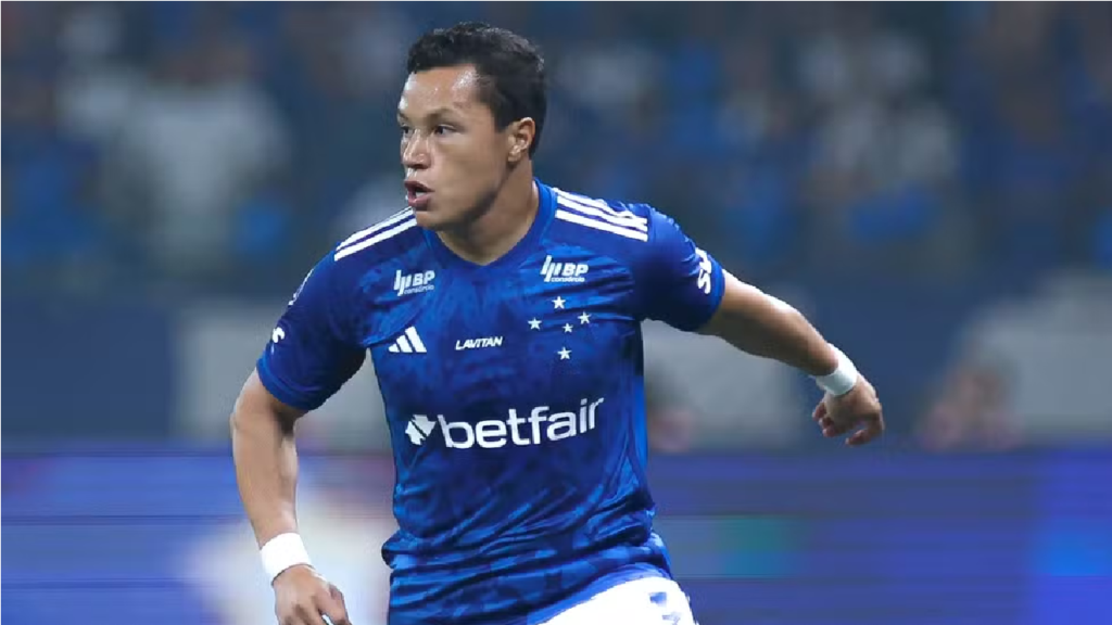 Após empate com Lanús, torcedor joga copo de cerveja no rosto de Marlon lateral do Cruzeiro; Assista!