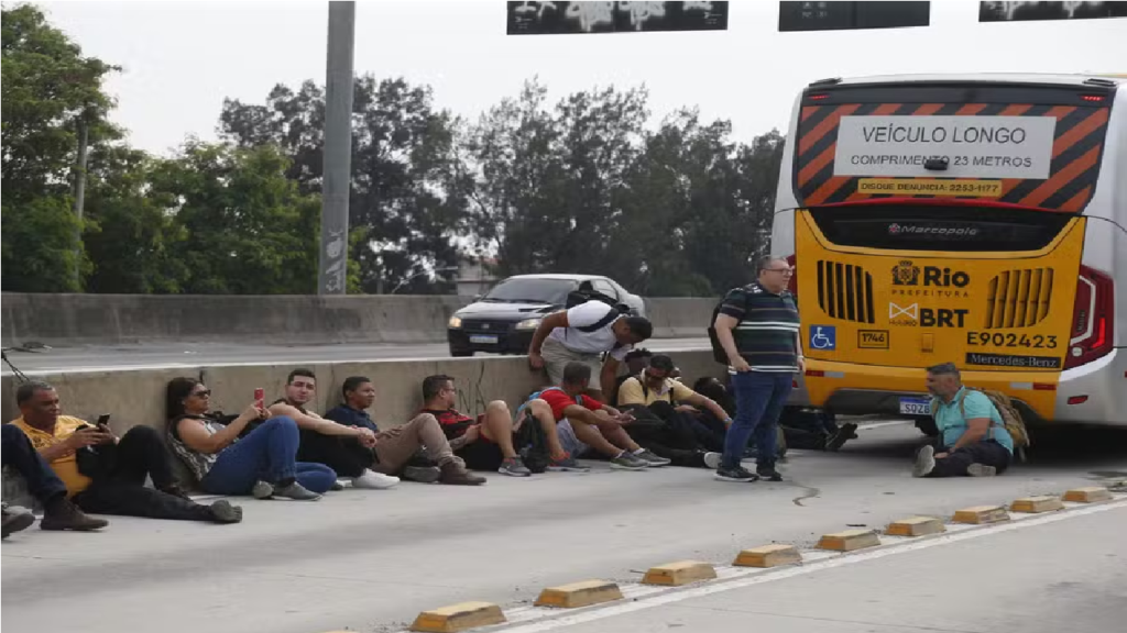 Avenida Brasil: Tiroteio termina com 1 Homem morto e 5 pessoas baleadas em fogo cruzado