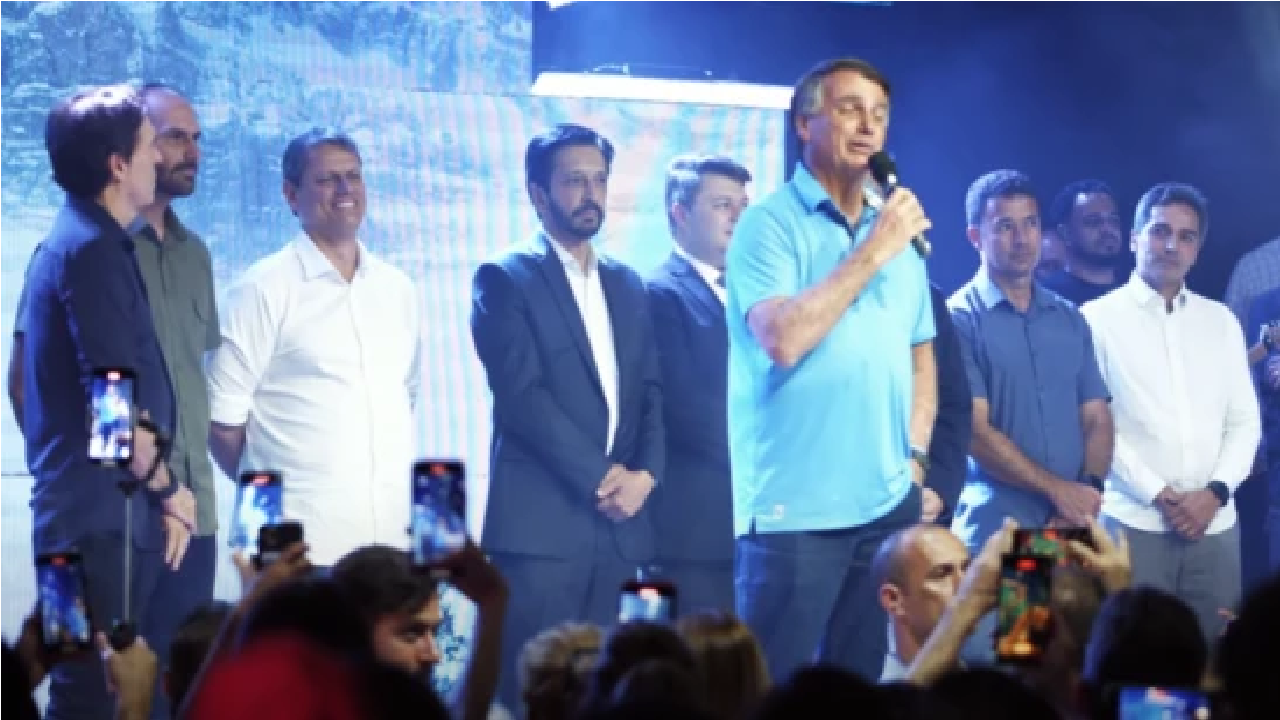 Bolsonaro critica Caiado: "Fala grosso, mas aceitou o apoio do PT"