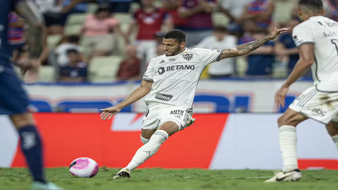 Caio Maia recebe elogios de Milito após estreia pelo Galo e se emociona: "Emoção sem fim"