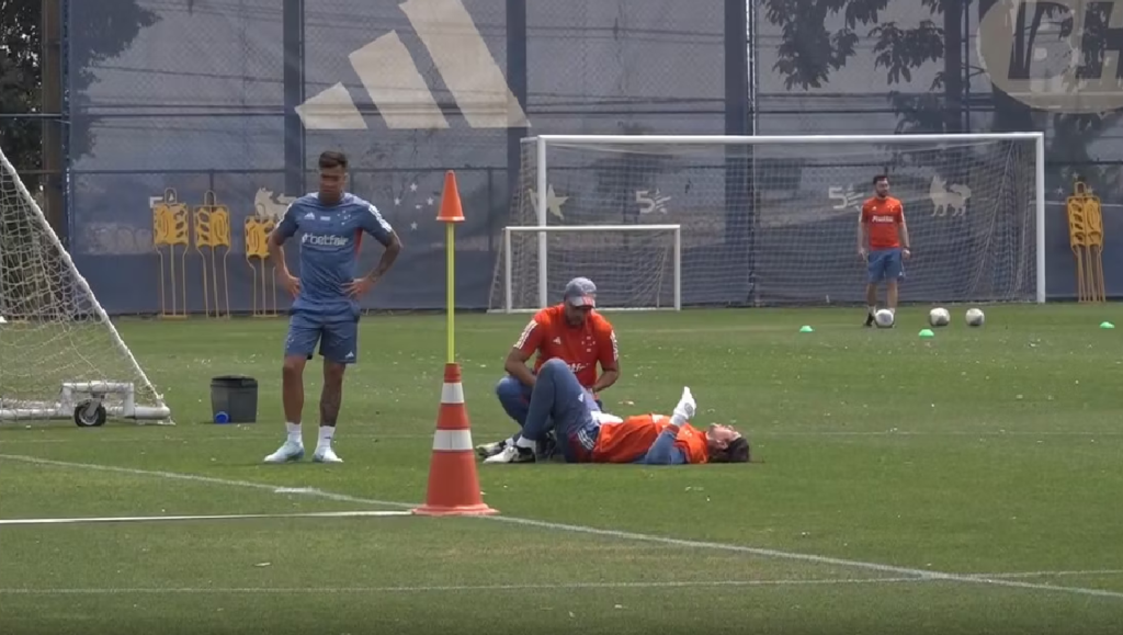 Cássio cai em campo, sente dores e vira preocupação no Cruzeiro após deixar treino