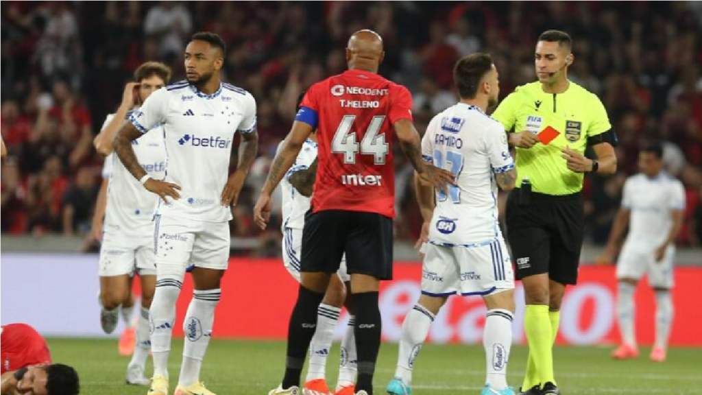 Cruzeiro é goleado pelo Athletico-PR no Brasileiro após expulsão de Rafa Silva