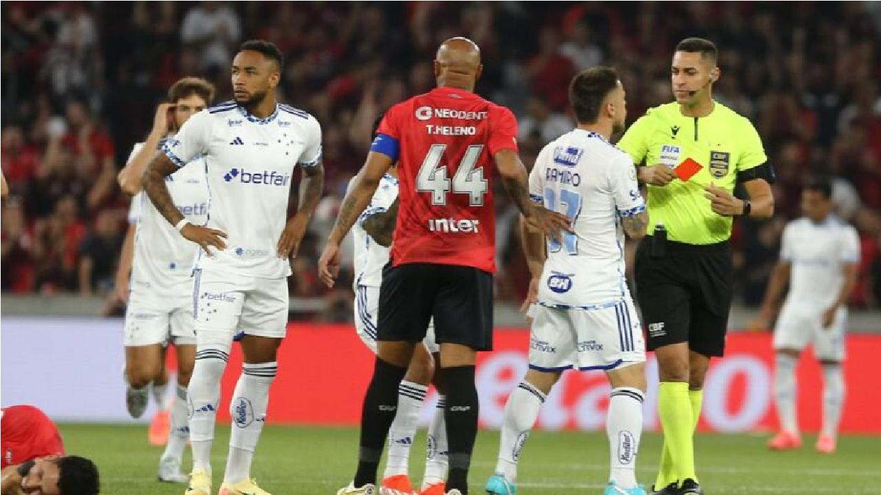 Cruzeiro é goleado pelo Athletico-PR no Brasileiro após expulsão de Rafa Silva