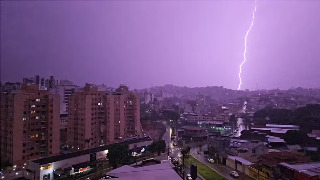 Defesa Civil emite alerta de chuva intensa com raios para BH nas próximas horas