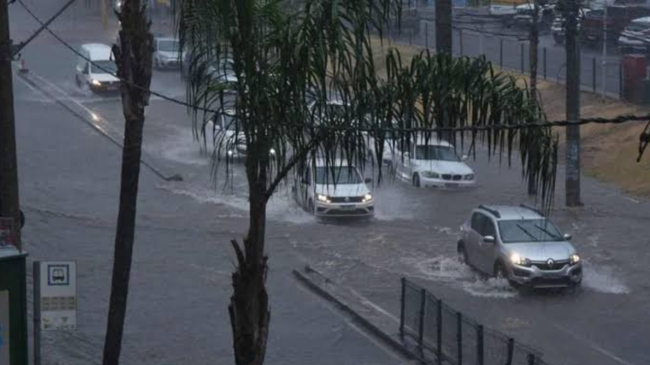 PBH entra em estado de alerta com ativação de posto avançado e vigilância por câmeras após forte chuva