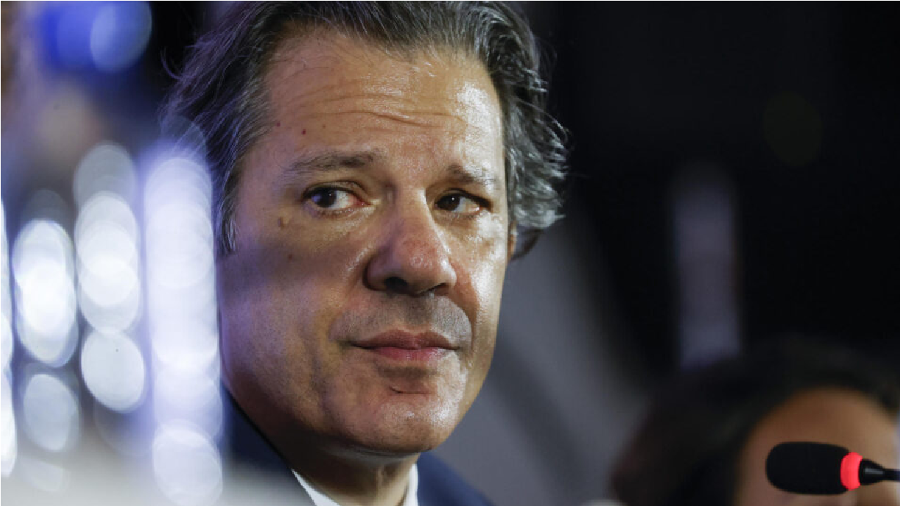Dólar bate R$ 5,76, maior valor em mais de 3 anos, após fala de Fernando Haddad