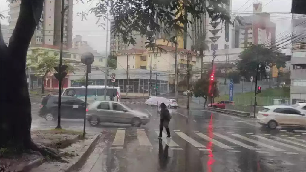 Forte chuva na tarde desta quinta provoca alagamento em de BH