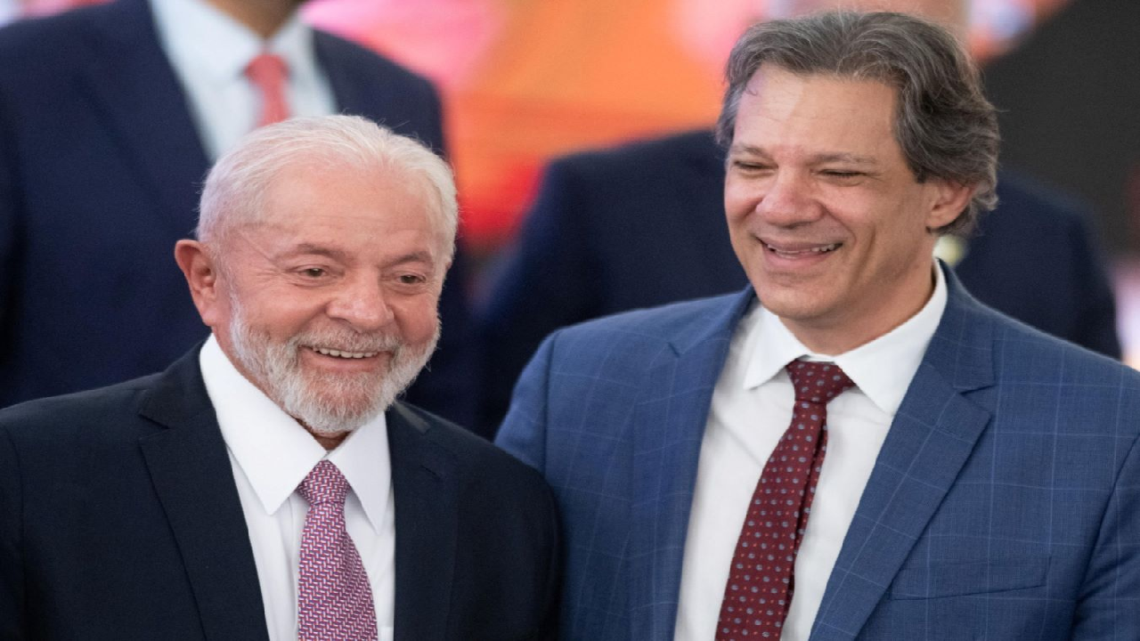 Governo estuda taxar milionários para isentar quem ganha até R$ 5 mil de IR
