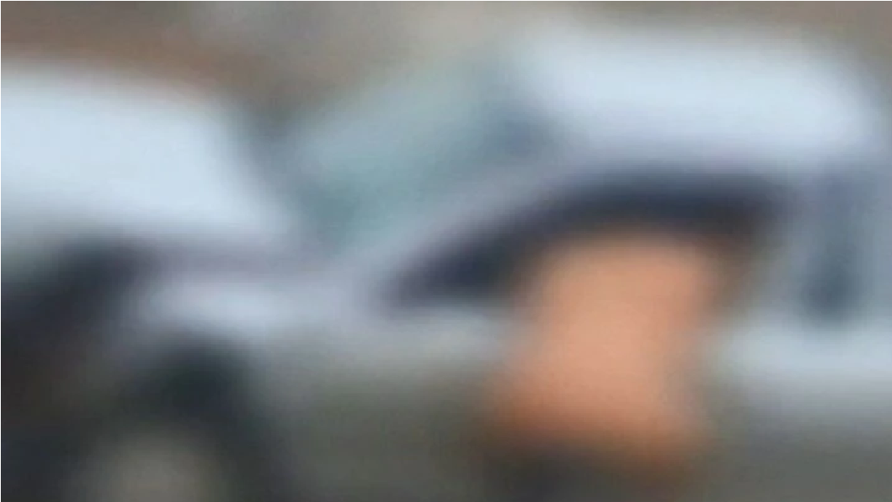 Homem é flagrado pelado após roubar e bater veículo em muro; Assista o vídeo!