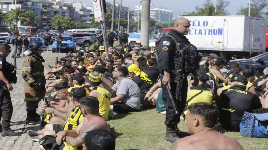 Justiça mantém 21 torcedores do Peñarol presos no Rio de Janeiro