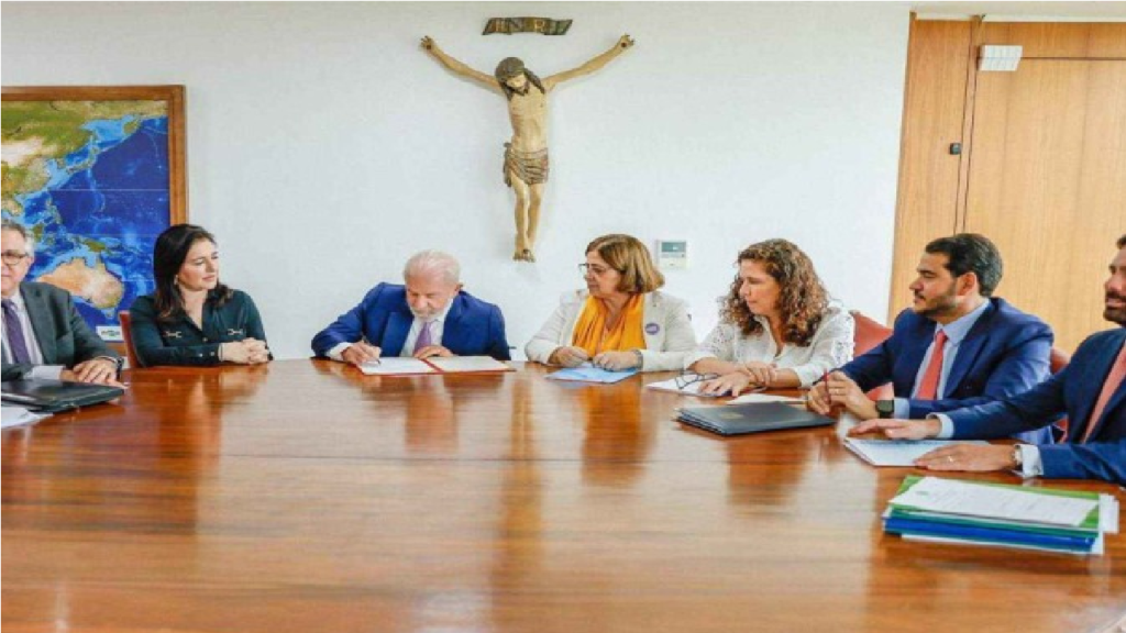Lula sanciona lei que aumenta pena de prisão para feminicídio