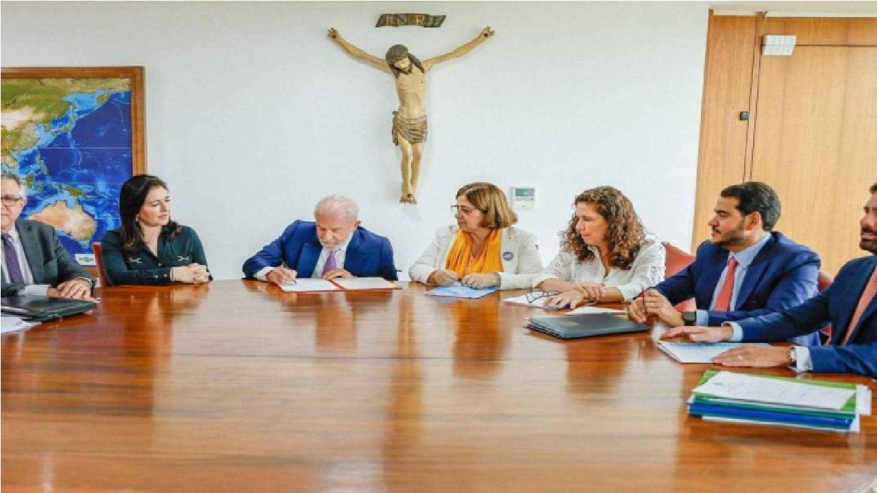Lula sanciona lei que aumenta pena de prisão para feminicídio