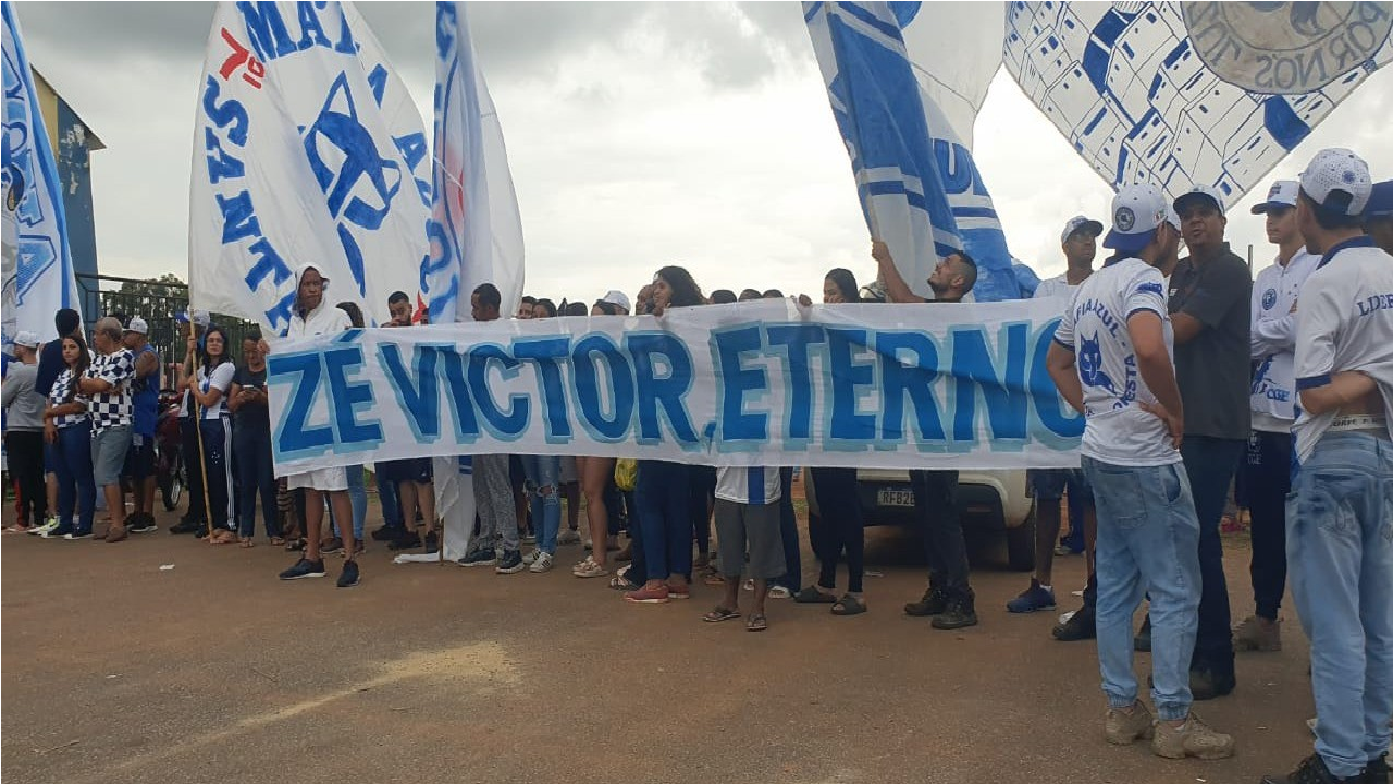 Máfia Azul vai a velório e se despede de José Victor, torcedor do Cruzeiro morto em emboscada da Mancha Verde