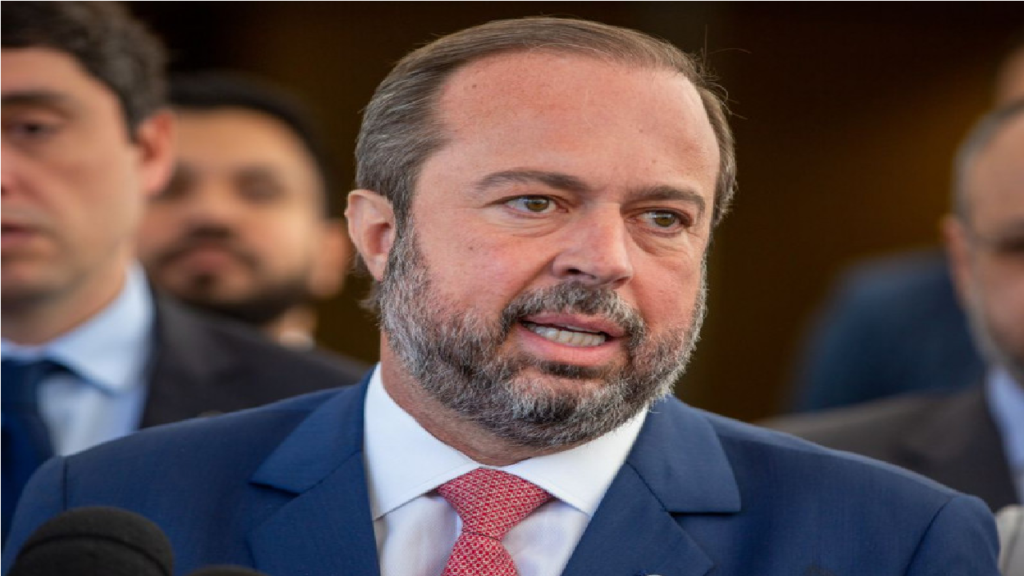 Ministro Alexandre Silveira diz que governo tenta evitar horário de verão em 2024