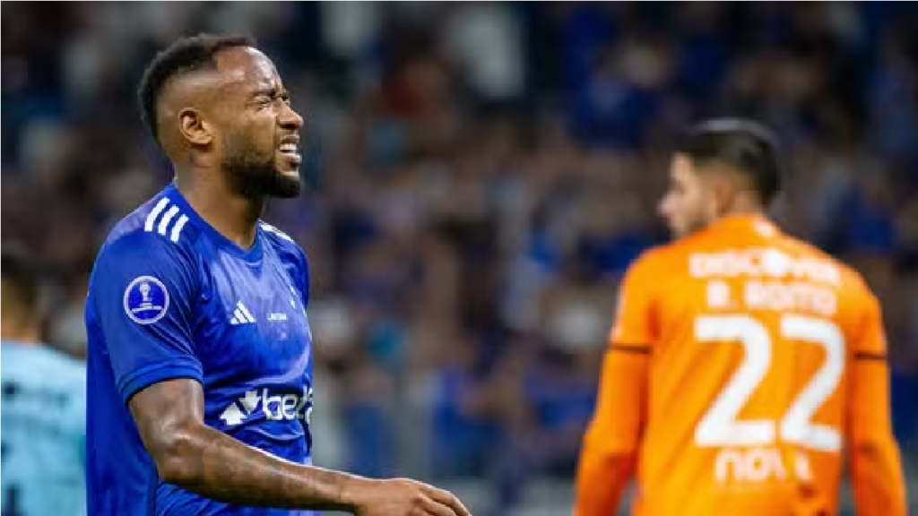 Rafa Silva acerta cotovelada com três segundos de jogo e é expulso