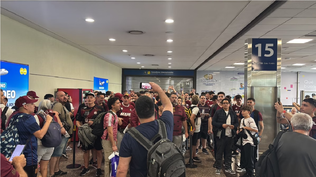 Torcedores do Lanús desembarcam em BH e prometem 'invasão argentina' para jogo contra o Cruzeiro
