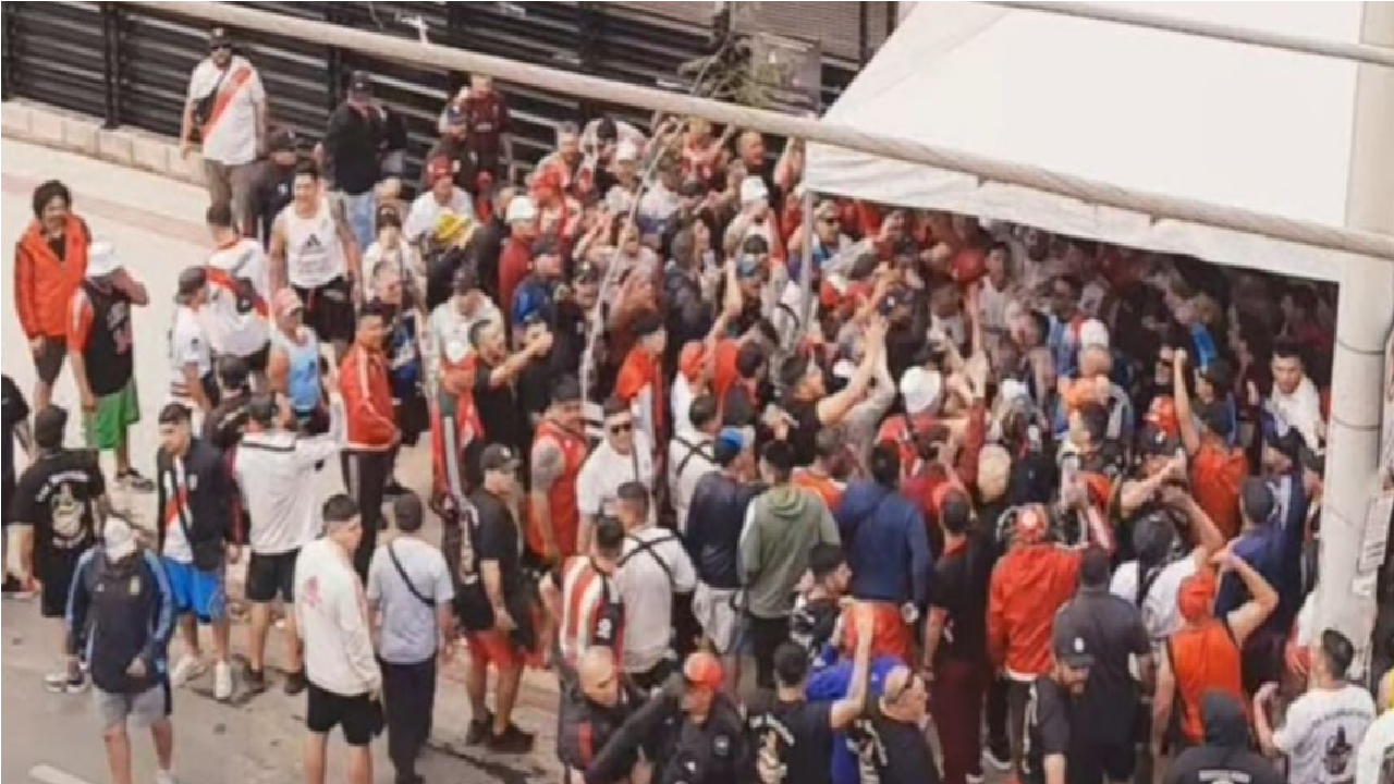 Torcedores do River Plate se concentram na Arena MRV antes de duelo com Atlético