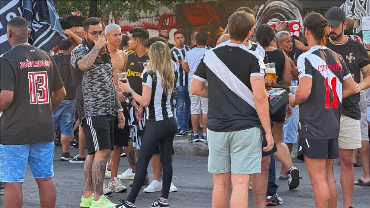 Torcidas de Atlético e Vasco se reunem e confraternizam antes de duelo pela Copa do Brasil
