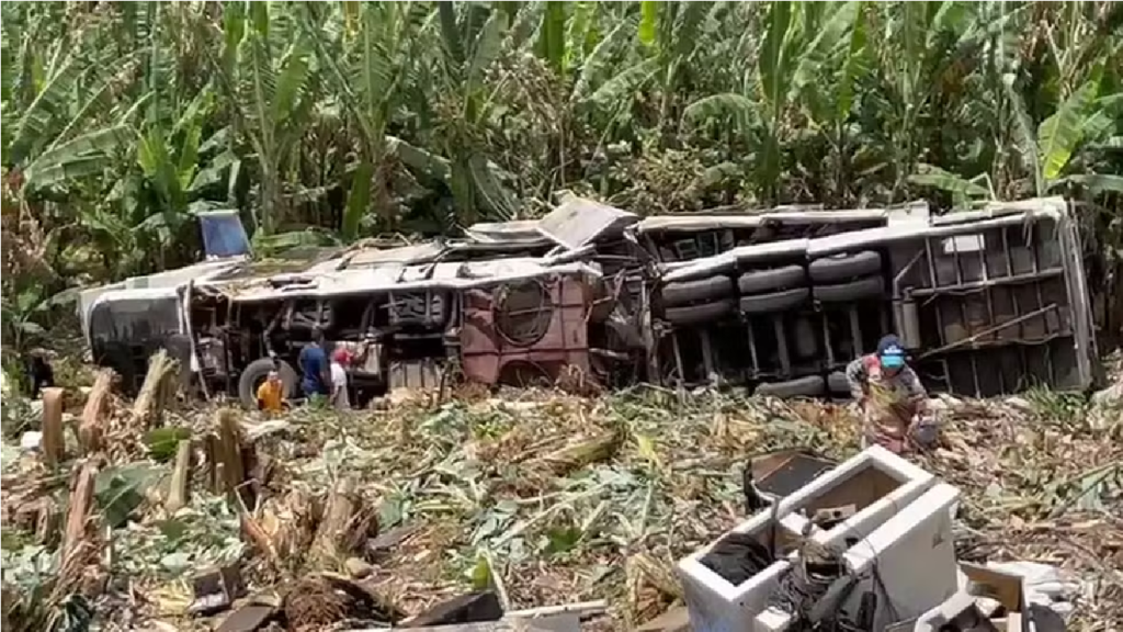 Trio elétrico capota e deixa três pessoas mortas e seis feridas em rodovia da Mata Norte