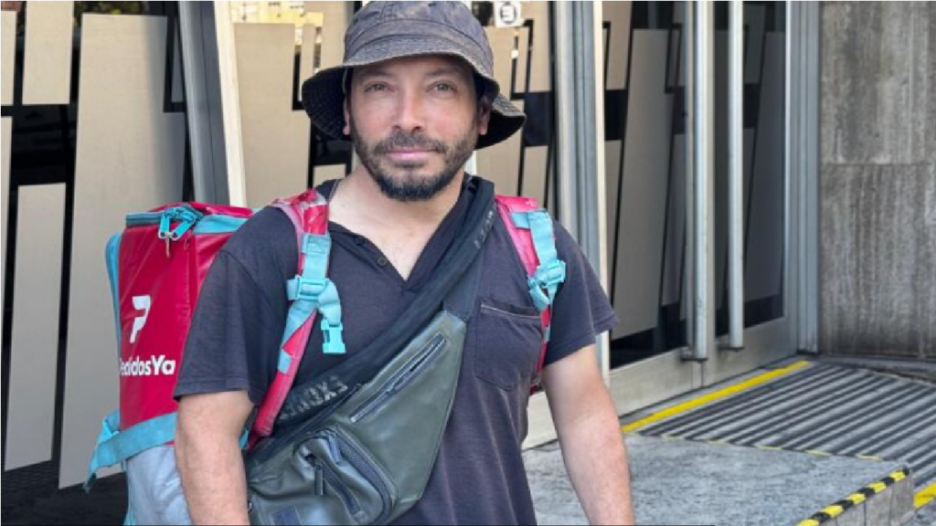 Entregador argentino vai à porta de hotel do Atlético Mineiro para tentar foto com ídolo argentino