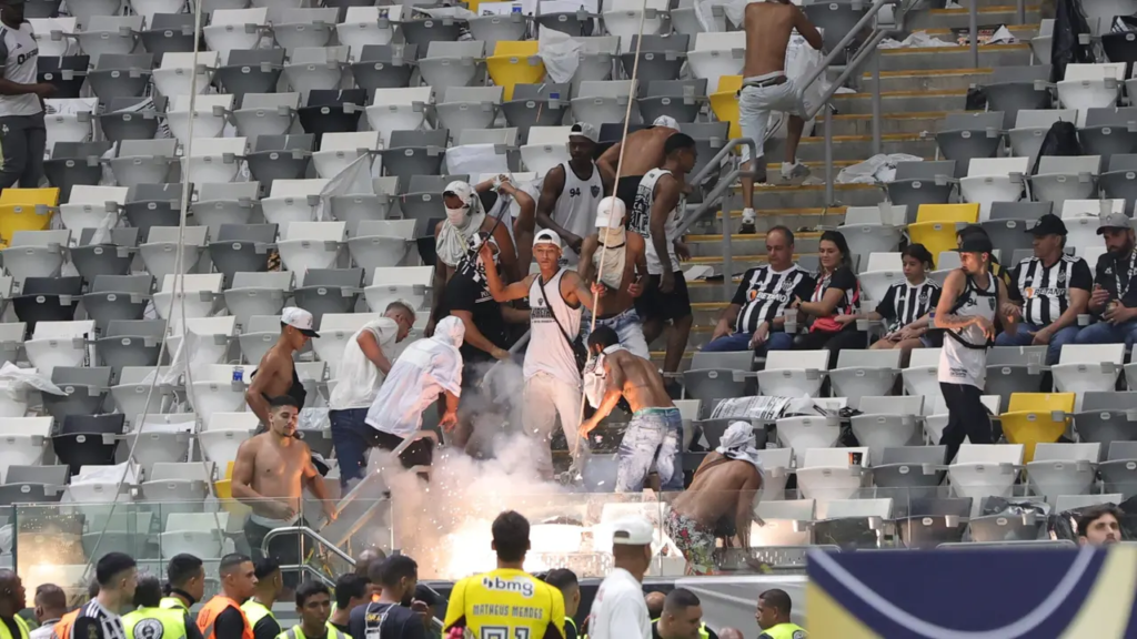 Atleticano que jogou bomba na Arena MRV e acertou fotógrafo vai responder por tentativa de homicídio
