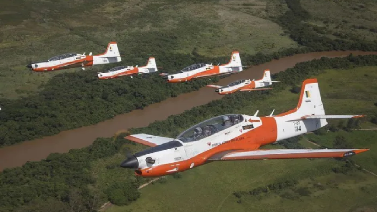 Aviões da FAB se chocam no ar durante treinamento e um deles cai no interior de SP