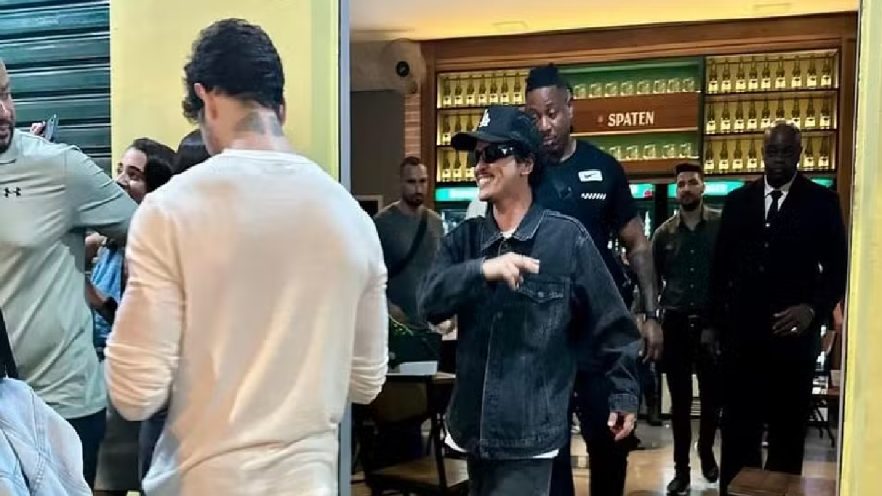Bruno Mars vai a bar em BH e experimenta símbolos da culinária mineira