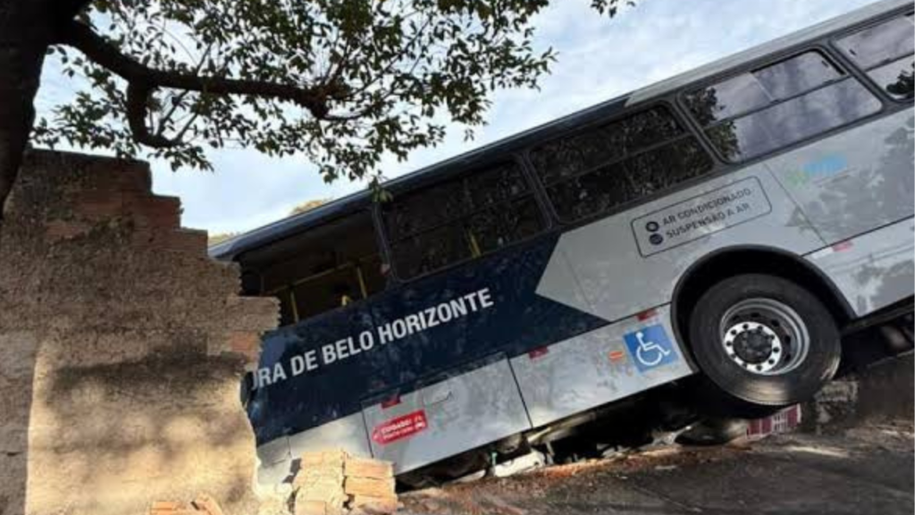 Ônibus bate em muro de escola, e motorista fica preso às ferragens em BH