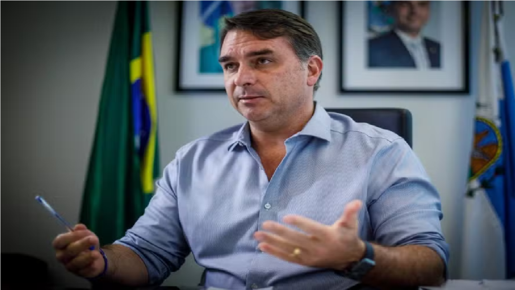 Flávio Bolsonaro defende anistia para condenados do 8 de janeiro e diz que até Moraes seria beneficiado