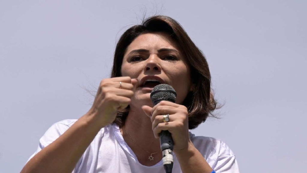 Michelle Bolsonaro critica arquivamento de inquérito contra Silvio Almeida
