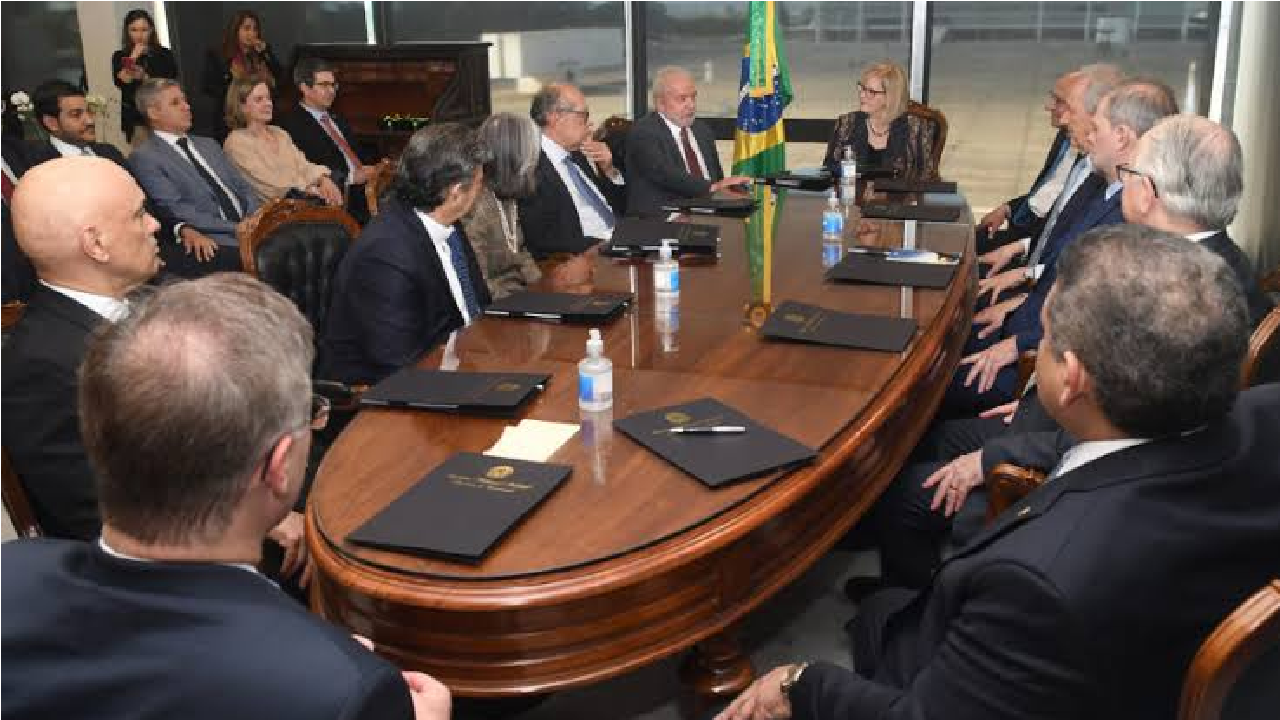 Novo questiona reunião secreta de Lula com ministros do STF durante explosões no DF