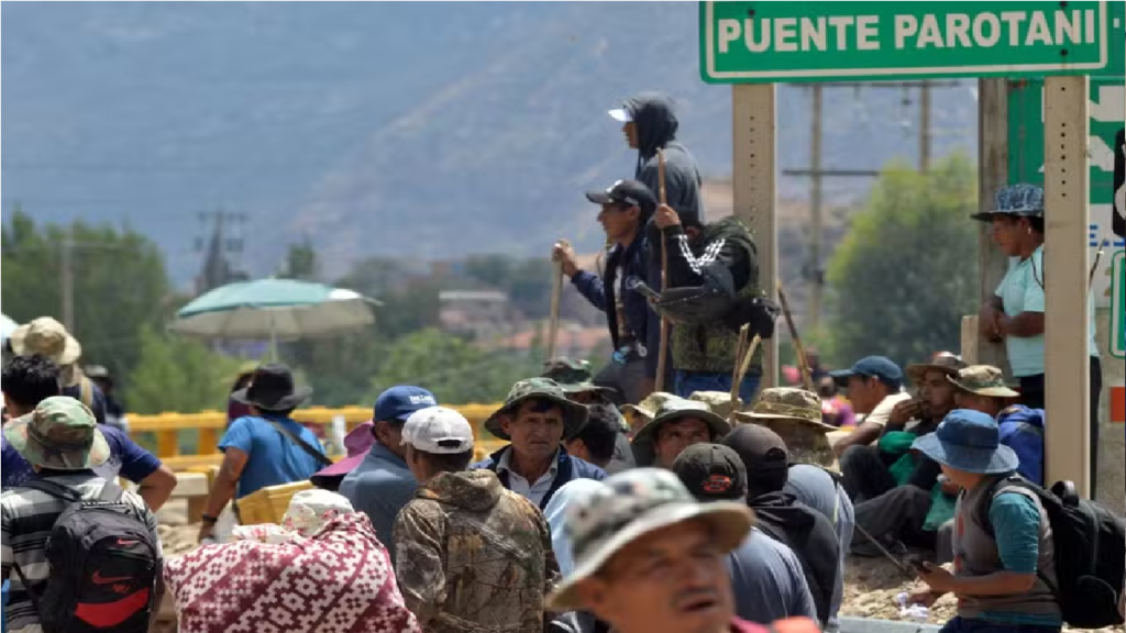 Bolívia: Apoiadores de Evo Morales invadem quartel e mantêm militares como reféns