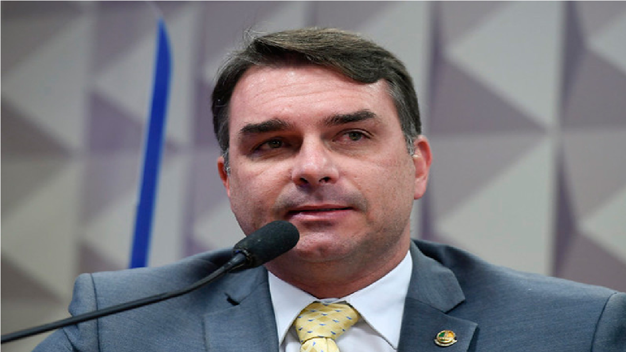 Flávio Bolsonaro relembra facada e diz que "O golpe começou em 2018"