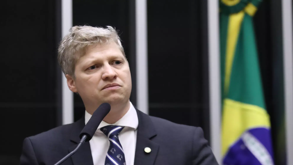 "Não me curvarei às intimidações da PF e do STF", diz Marcel van Hattem