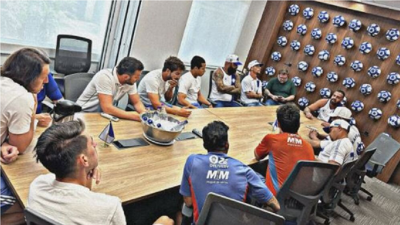 Máfia Azul se reúne com Diniz e jogadores do Cruzeiro: "Libertadores é obrigação"