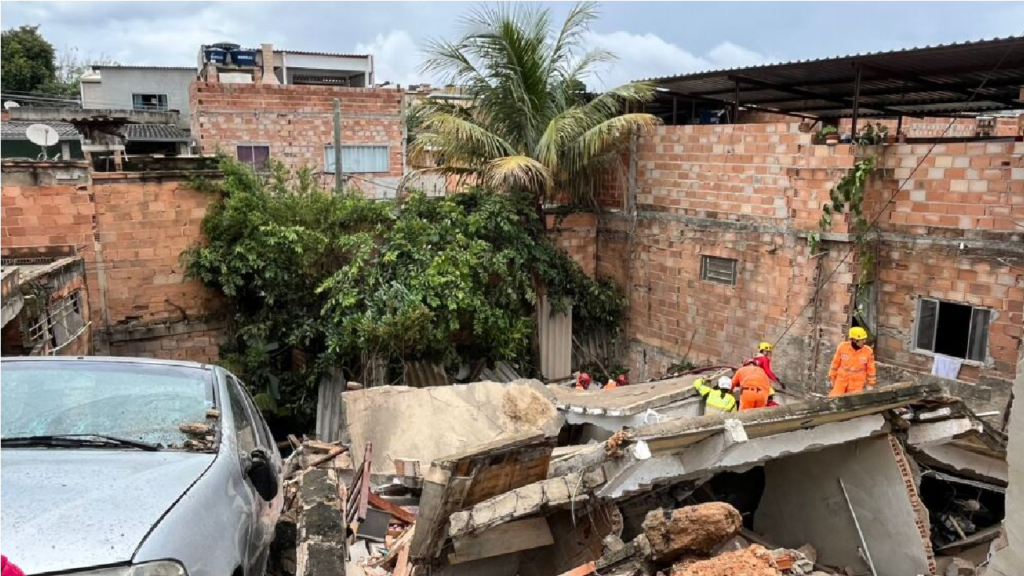Casa desaba em BH e deixa uma pessoa soterrada