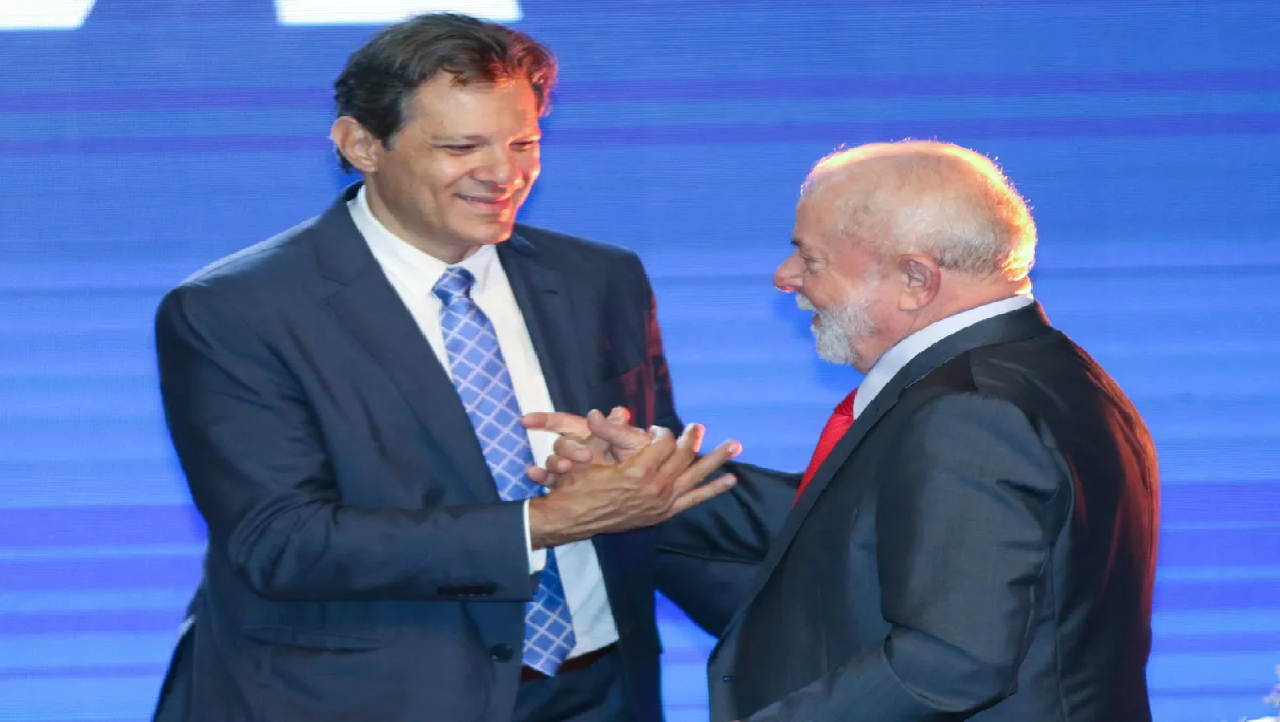 Lula diz que “A única coisa errada nesse país é a taxa de juros”
