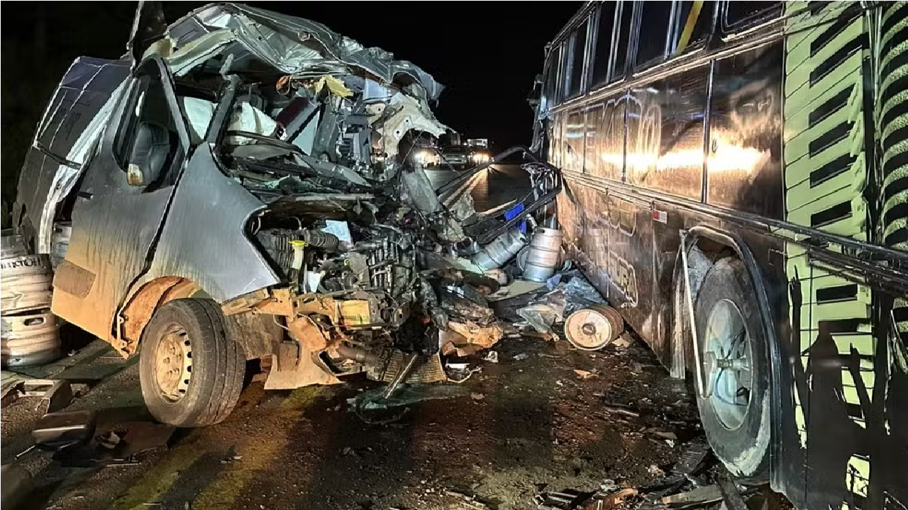 Acidente com ônibus de banda em SC deixa 1 morto e 3 feridos
