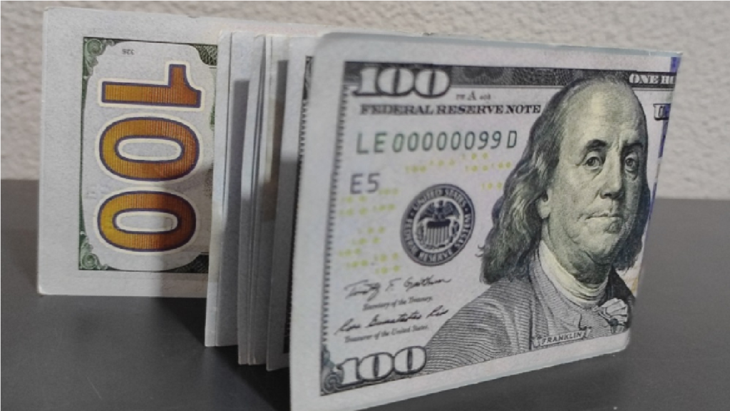 Após bater R$ 6,30, dólar cai com intervenção recorde do BC