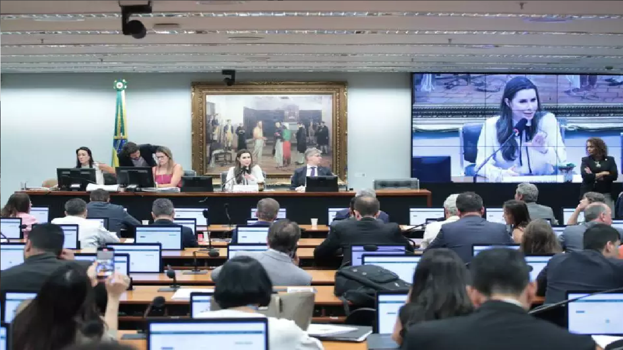 CCJ da Câmara aprova projeto que proíbe celulares em escolas