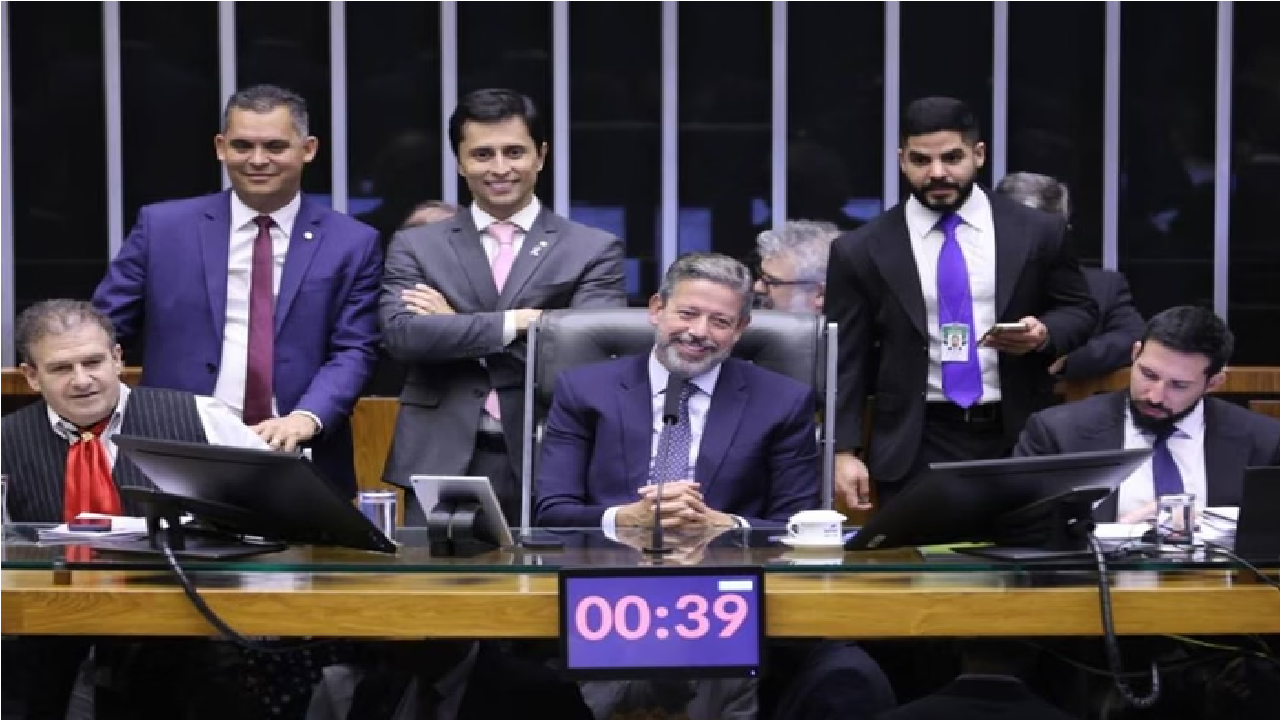 Câmara dos Deputados aprova PEC do pacote de corte de gastos em 1º turno