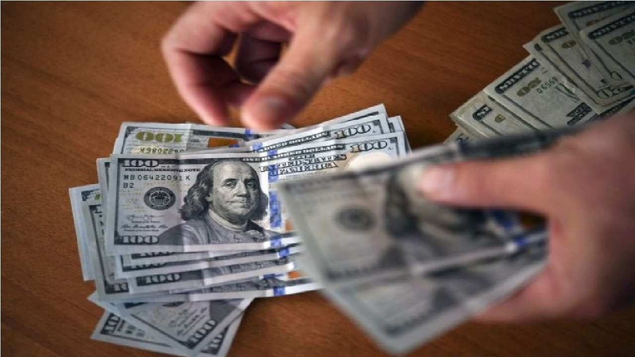 Dólar atinge recorde histórico pelo quarto dia seguido e encerra a R$ 6,06 nesta segunda-feira