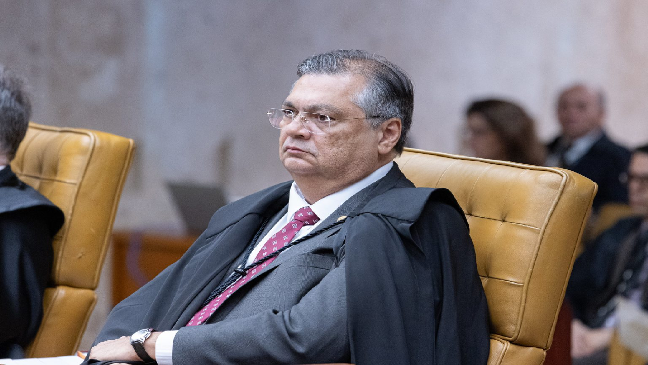 Flávio Dino suspende pagamento de R$ 4,2 bilhões em emendas de comissão e pede que PF abra investigação