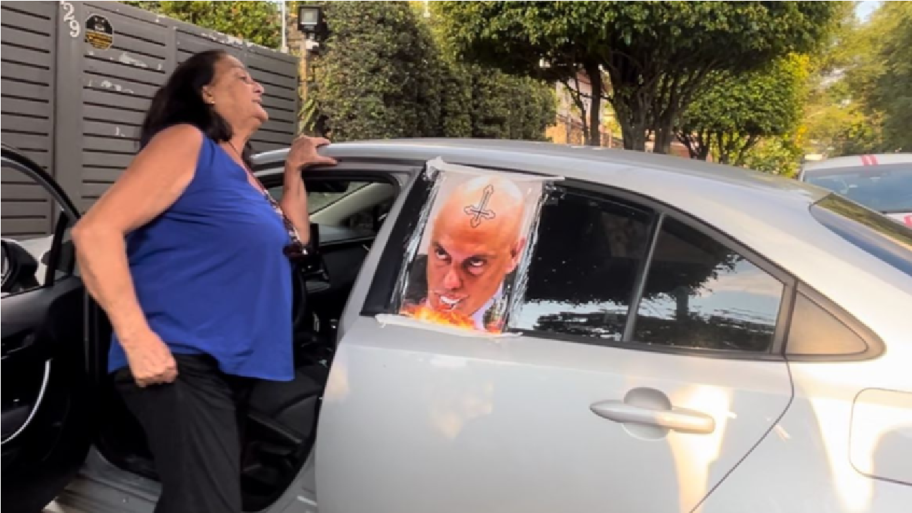 Mulher deixa coroa de flores em frente casa de Lula, ofende policial e é presa