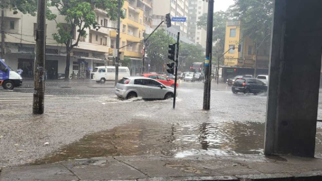 Previsão do tempo indica chuva forte com raios e rajadas de vento em BH nesta terça-feira
