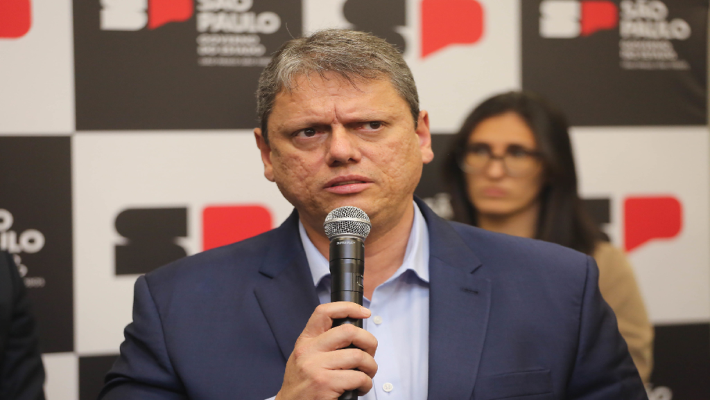 Tarcísio diz que "PM que atira pelas costas ou joga uma pessoa da ponte 'não está à altura de usar essa farda'