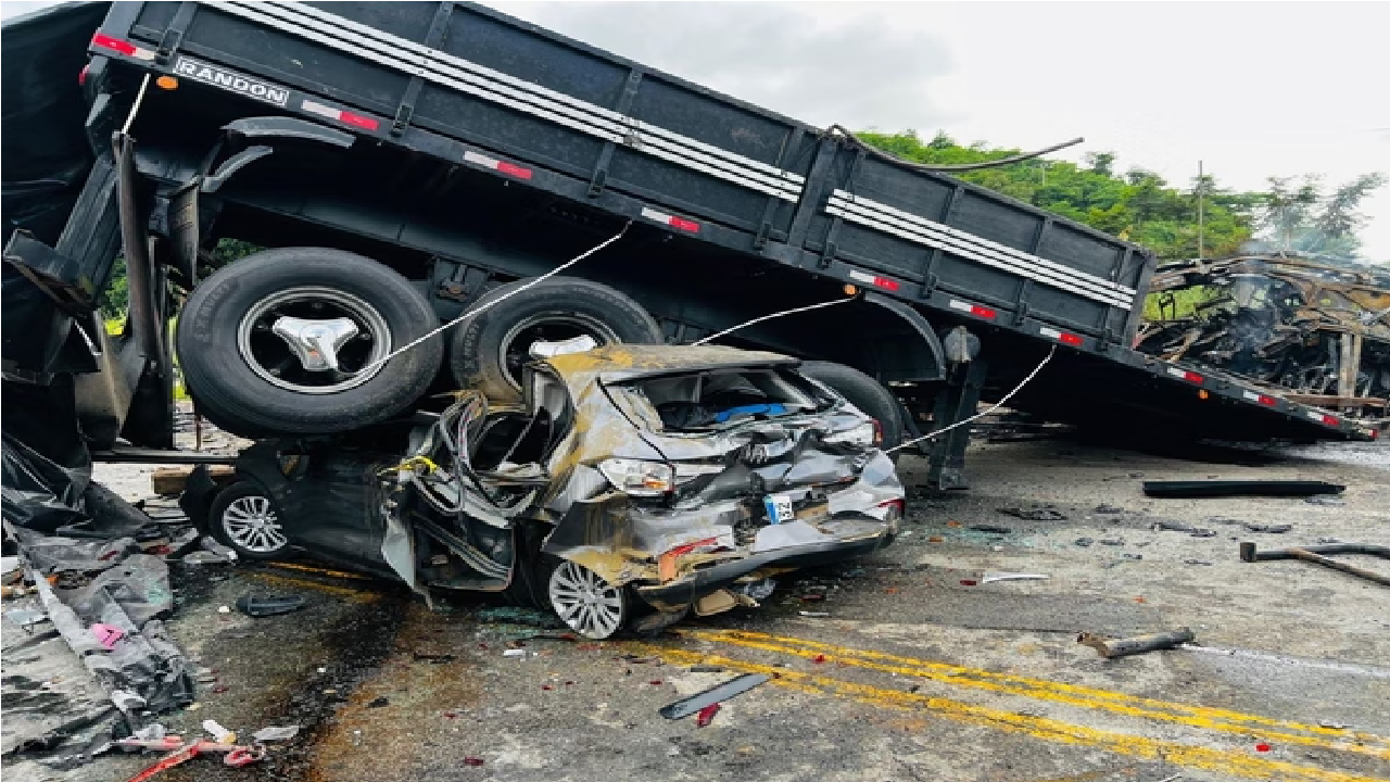Tragédia: Acidente na BR-116 em MG envolvendo ônibus, carreta e carro deixa 38 mortos
