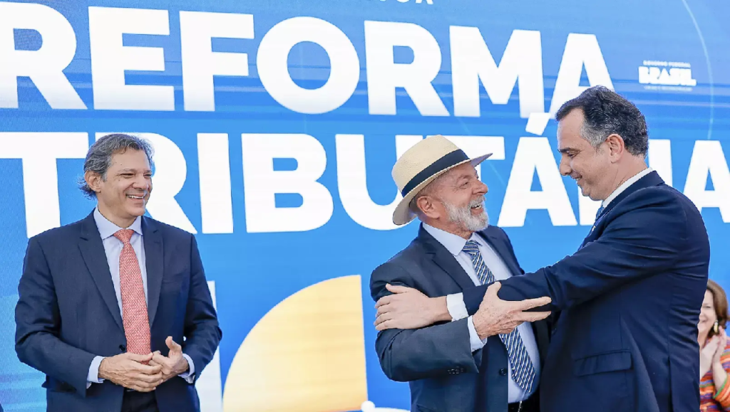 Cotado para ser ministro, Rodrigo Pacheco rasga elogios a Lula em sanção da reforma tributária