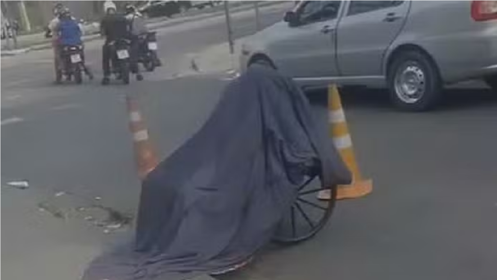 Rio: Homem carrega corpo da mãe morta em cadeira de rodas pelas ruas do Campinho, e cena viraliza