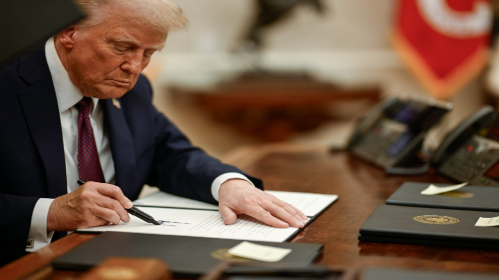 Justiça suspende ordem de Donald Trump contra direito à cidadania a filhos de imigrantes ilegais e turistas nos Estados Unidos